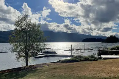 Image de Lakefront home with tennis court & private dock & big back deck & sandy beach