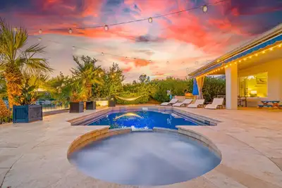 Image de Lakefront! Free Heated Salt water Pool, Spa! Boat! Kayak! Arcades! Ev charger.