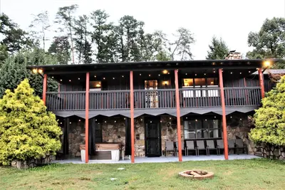 Image de Cozy_Cabin_GatlinBurg_PF_Mountain_ HotTub_GameRoom_Theatre_1Acre Yard_Firepit