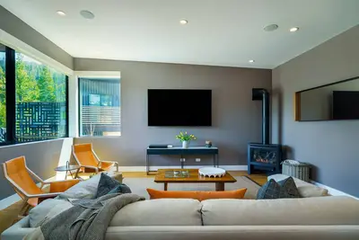 Image de High Style and Stoke | Hot Tub & Pet Friendly
