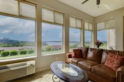 Image de Lakeview Luxury Condo | No Stairs | Near Sdc & Dam