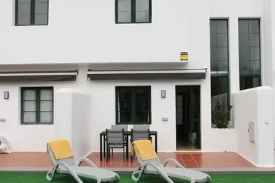 Image de Bright House With Heated Pool 207