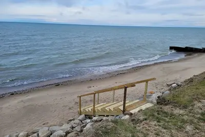 Image de \nCozy Lake Huron cottage, With internet, summer months beach access. \n