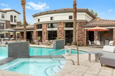 Image de CozySuites Glendale by the stadium with pool 03