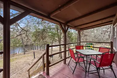 Image de 22 miles to Round Top, 3/2 w/ trailer parking, relaxing cozy cabin w/ lake, wifi