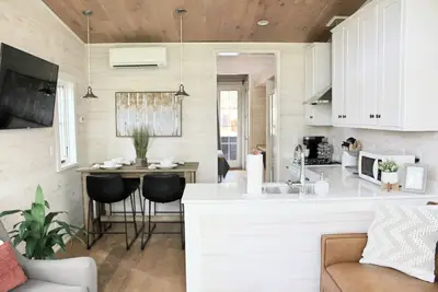 Image de Trail House: Tiny Home w/hot tub and large outdoor deck w/firepit