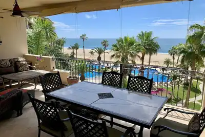 Image de Stunning Beachfront Condo with Ocean View, few steps from the sand