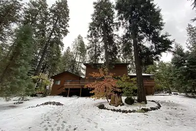 Image de Spacious cabin with Ac, private lake, hot tub, movie room