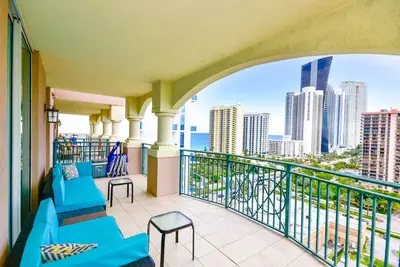 Image de stunning penthouse steps from the ocean