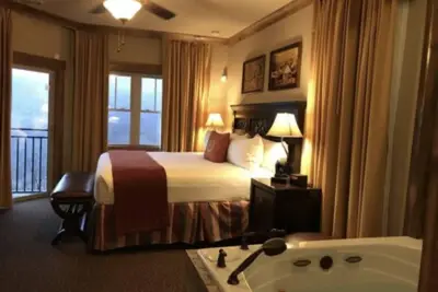 Image de Family-sized Condo - close to downtown & indoor waterpark access