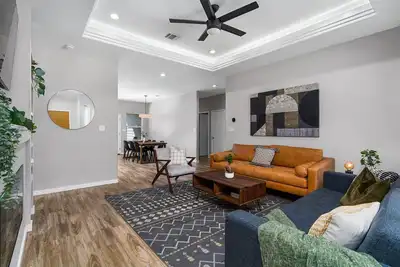 Image de Quaint ranch home with chic finishes & large patio\/yard