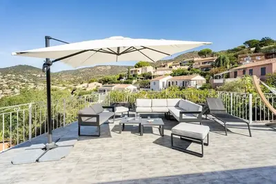 Image de La Maison Rouge, proche des plages, très belle terrasse vue superbe, 10 personne