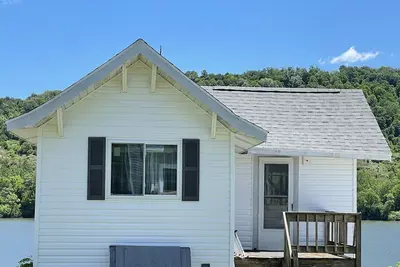 Image de Relaxing one bedroom cottage backs up to Oh River