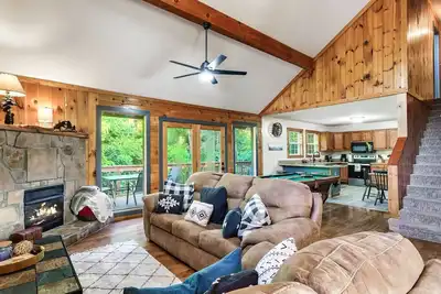 Image de 2 Kings > Hot Tub > Location > Pool Table > Arcade > Full Kitchen>Fire Pit 🔥