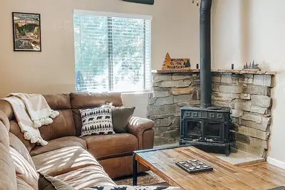Image de New! Terrys Treehouse | Dog Friendly | Cozy Cabin