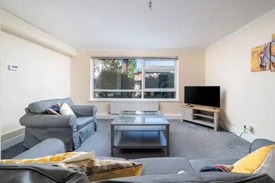Image de Redhill Surrey Pet Friendly 2 Bedroom Apartment
