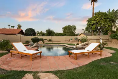 Image de Sparkling Pool, Poker Table, and Relaxation at Sweetwater