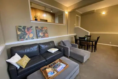 Spacious 2Bdrm walkable to Uw, Shopping and More