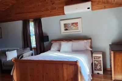 Image de Angela’s Cottage by the sea- steps away from private beach!