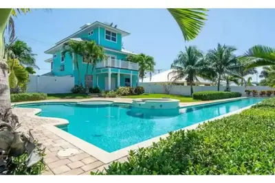 Image de Stunning 4/3 w/ Heated Pool, Water View & Arcade!