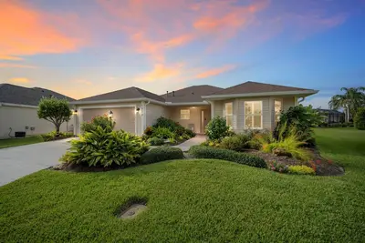 Image de The Villages near Sumter Landing! Includes 4 seater golf cart.