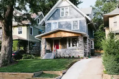 Image de New! Updated historical charmer with game room