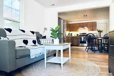 Image de Cheerful, Urban Farmhouse Just A Few Steps From Downtown