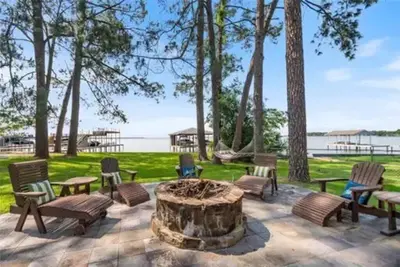 Image de Waterfront, 2 mins to town, amazing patio, fire pit & more