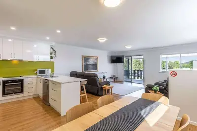Image de Central Chic- Beautifully appointed 2 story townho
