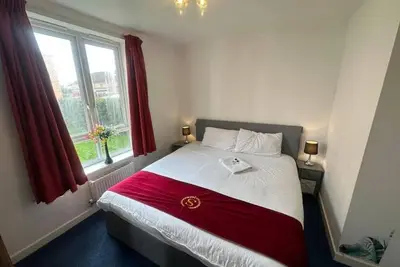 2 Bed Flat - Sleeps 4 - Parking - Wifi