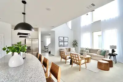 Image de Luxe Living 4-bedroom with Fireplace, Fire Pit, & Game Room