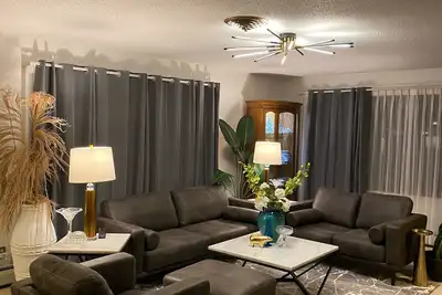 Image de Elegant Three Bedroom Home with Patio and Fireplace