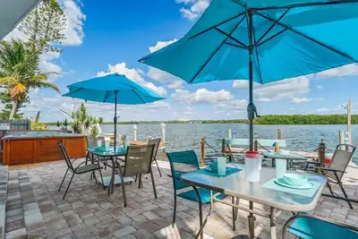 Image de Dolphin at Coastal Breeze | Quiet and Cozy Retreat, Walk to Turtle Beach, Bayfront Patio, Boat Dock