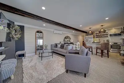 Image de Luxury Town Square Condo king Bed & W/D