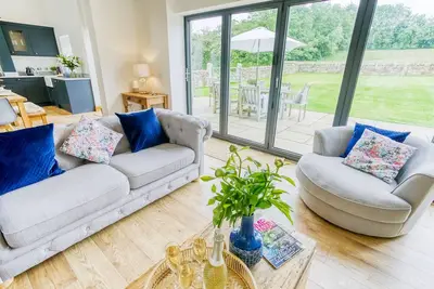 Image de Carrog Barn - a ground floor bedroom that sleeps 6 guests in 3 bedrooms