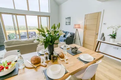 Image de Bwncath & Hebog - a coastal that sleeps 8 guests in 4 bedrooms