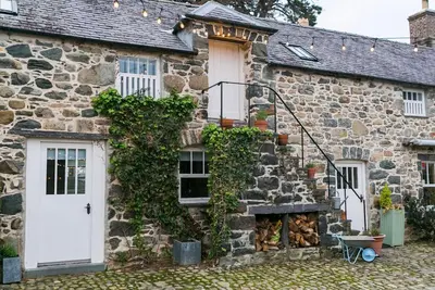 Image de Tal Y Bont Uchaf Courtyard - a dog that sleeps 18 guests in 6 bedrooms
