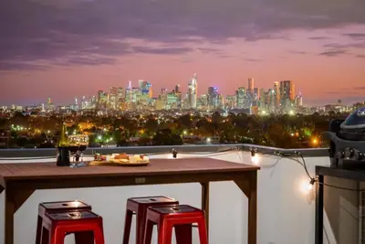 Image de StayCentral - Northcote Townhouse with Study - Campbell Grove, Northcote - 2 Bedrooms, 3 Beds, 2 Bathrooms, 1 secure undercover parking spot.