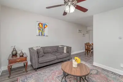 Image de Condo ~5 min Uptown w/ Fast Wi-Fi & Private Patio