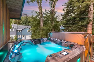 Image de Luxury Home | Walk to Town & Box Canyon Falls | Hot Tub | Fire Pit | E-Bikes
