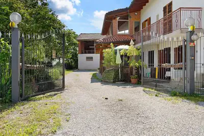 Casa Belvedere avec terrasse privée, jardin, climatisation et Wi-Fi.