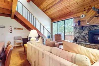 Image de Pet-Friendly, Large & Rustic, Gas Grill. Pool, Hot Tub & Tennis Court On-site