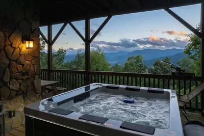 Image de Luxury 4200 sqft Log Cabin on 50 Acres! Sleeps 16!