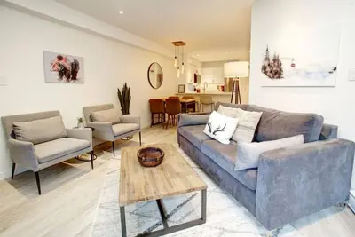 Image de Stylish 1br-King:Sleeps 6 Comfortably, Hot Tub, Pool & Near Everything-!