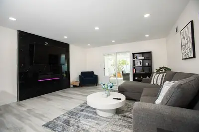 Image de Luxury Modern 4 Br-Home in Huntington Beach