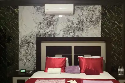 Muy cómoda habitación con cama king y Ac y refrigerador y microondas