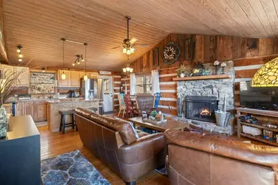 Image de Wolf Laurel Cabin near Big Bald. Hike the Appalachian Trail. Long Range Views.