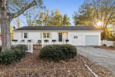 Image de Quaint Cottage-Great Location with Hot Tub! !
