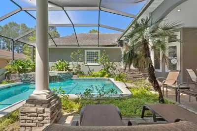 Image de Spacious getaway with heated pool and spa 5 min from beach.