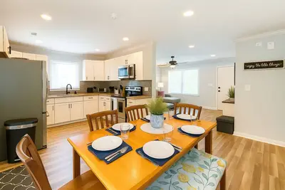 Image de Fenced Backyard • Bbq • Pet Ok • Near Airport